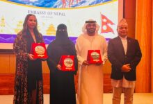 سفارة نيبال في أبوظبي تحتفي بـ"يوم جبل إيفرست" وتكرّم أبطال الإمارات كأول فريق عربي يتسلق أعلى قمة في العالم.