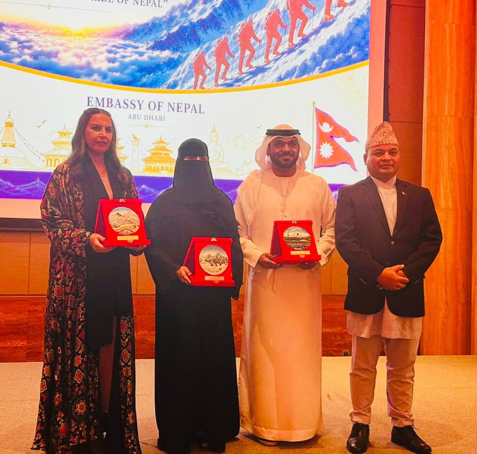 سفارة نيبال في أبوظبي تحتفي بـ"يوم جبل إيفرست" وتكرّم أبطال الإمارات كأول فريق عربي يتسلق أعلى قمة في العالم.