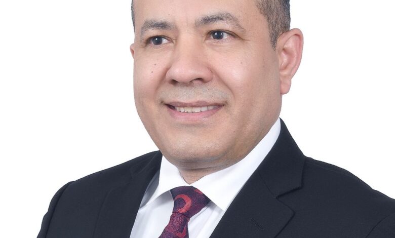 «خارج الخط الأحمر».. عاطف البطل يفتح أبواب الوعي في معرض أبوظبي الدولي للكتاب 2026