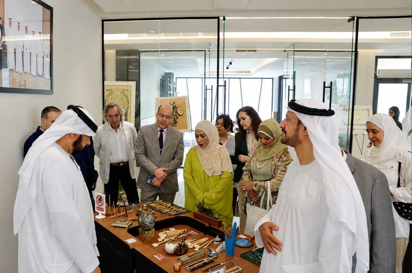 جمعية الصحفيين الإماراتية تنظم معرض «نفائس المداد» احتفاءً بالمخطوطات وفنون الخط العربي